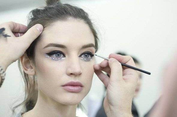 Chanel-Haute-Couture-with-thick-black-eyeliner-on-the-eyelid-and-slightly-blue-glitter-under-the-eye--590x391