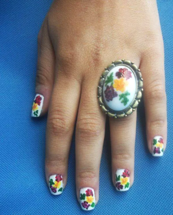unghii albe cu model floral