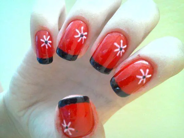 unghii rosii model floral