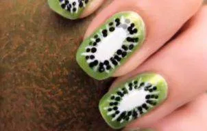 Cum sa-ti pictezi fructe kiwi pe unghii!