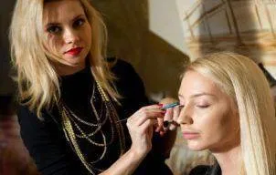 FOTO Experta Lyla Olga Vintaniuc, machiata de mainile dibace ale faimoasei Miki Ionita!