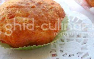 Muffins cu cascaval si salam uscat