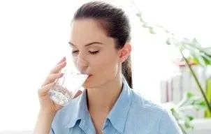 De ce recomandă medicii să bem apă caldă dimineața?