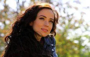 Invata de la Olivia Steer cum sa te imbraci precum o doamna de poveste