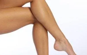 Ai picioare obosite și îngreunate? Răsfață-le 100% natural