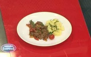 Tocanita de vita cu legume si cartofi natur