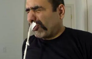 VIDEO Ce nebun! A incercat sa isi rada mustata in cele mai bizare moduri! „Iar imi sangereaza buzele”