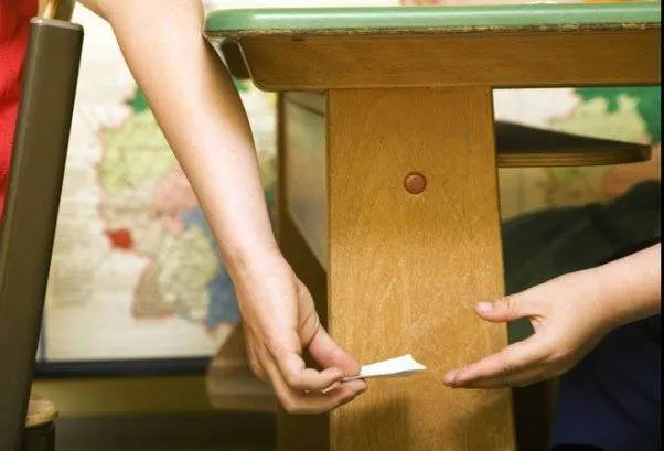 O profesoară a rămas uimită după ce a citit un bilețel a doi elevi. Iată ce era scris în acesta!