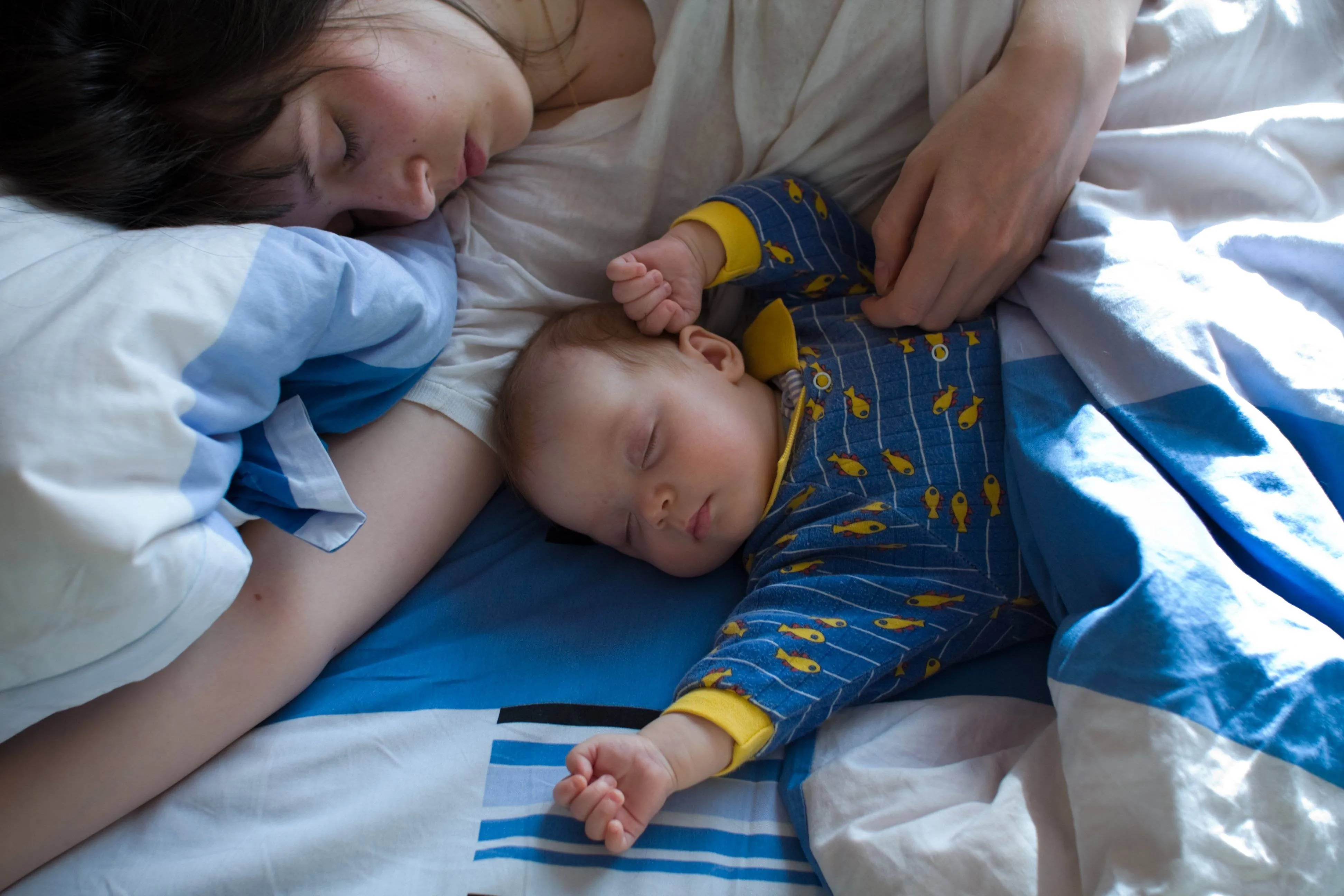 Co-sleeping. Idee inedita a unui cuplu pentru a dormi in pat cu cei 4 copii ai sai
