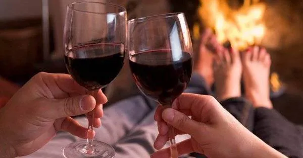 Bea un pahar de vin roșu înainte de culcare. Rezultatul este uimitor!