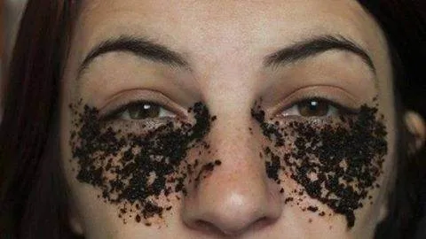 S-a spalat pe fata cu cafea 7 zile la rand! Rezultatele te vor lasa fara cuvinte