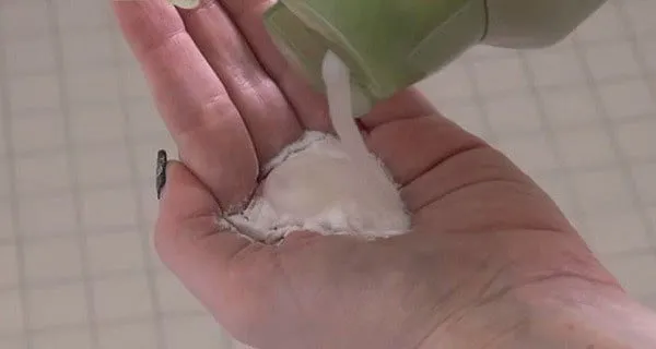 Motivul pentru care aceasta fata adauga bicarbonat de sodiu in sampon. Te crucesti