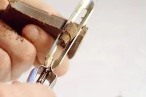 6967460-How-to-Make-Chocolate-Curls-with-a-Potato-Peeler-5-600x400-1475128656-650-a331df839f-1484824499