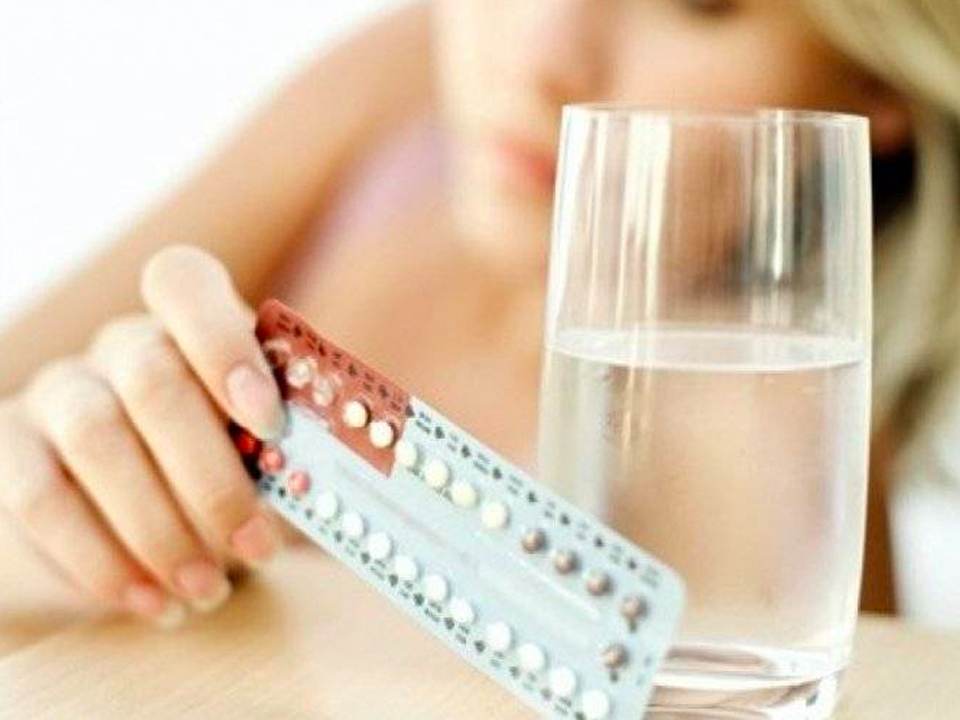 Ajuta anticonceptionalele in cazul acneei sau inrautatesc situatia? Un dermatolog are toate raspunsurile pentru tine