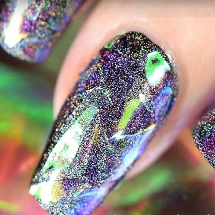 Manichiura holografica cu efect de sticla ciobita pe care o pot realiza chiar si incepatorii