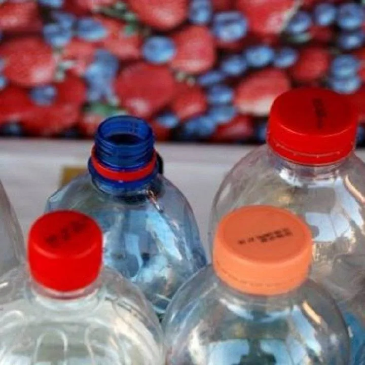 Iata de ce NU trebuie sa refolosesti sticlele de plastic! Sunt otrava curata