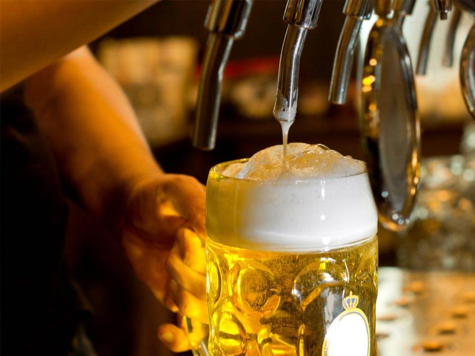 Renunta la cremele scumpe! S-a dovedit ca berea este cel mai bun antirid