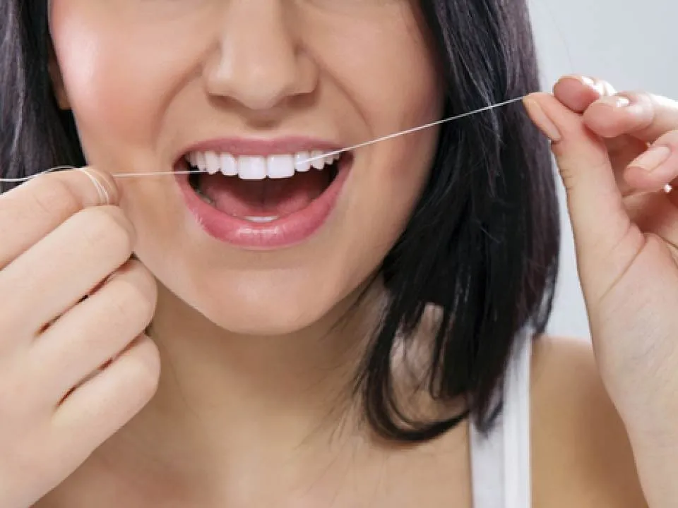 Afla cum a ajuns aceasta femeie sa aiba infectie la genunchi de la ata dentara