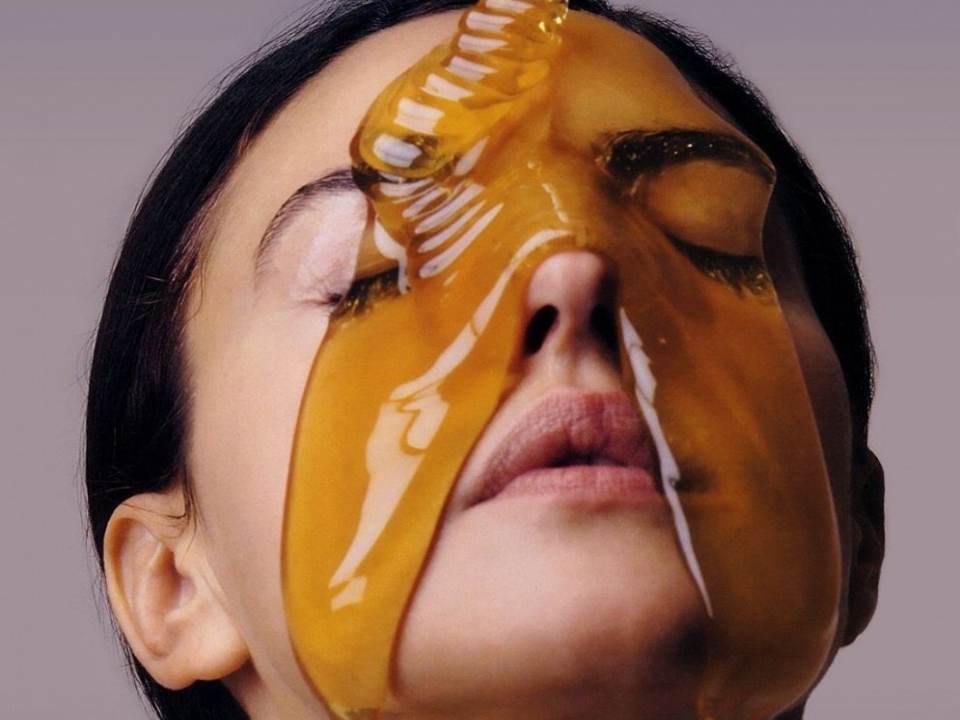 Trebuie să vezi ce s-a întâmplat când această femeie și-a pus miere pe față