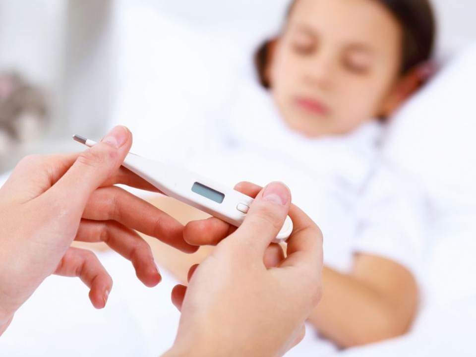 Remedii pe care le poti incerca acasa pentru a reduce febra la copii