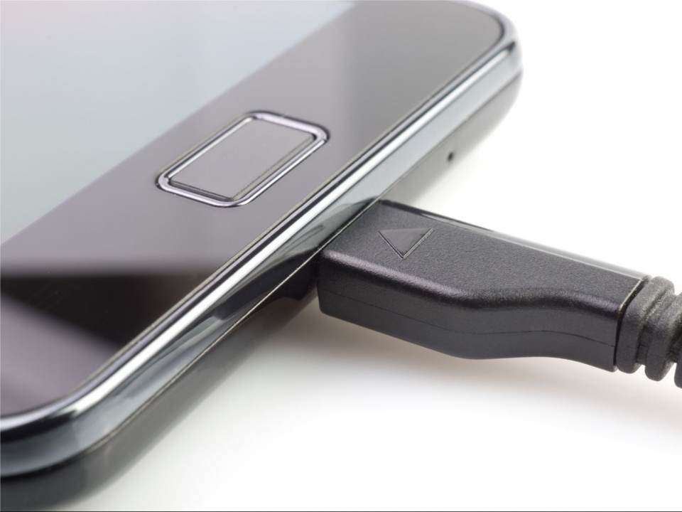 Pana acum ti-ai incarcat GRESIT telefonul si tableta! Iata cum trebuie facuta in mod normal