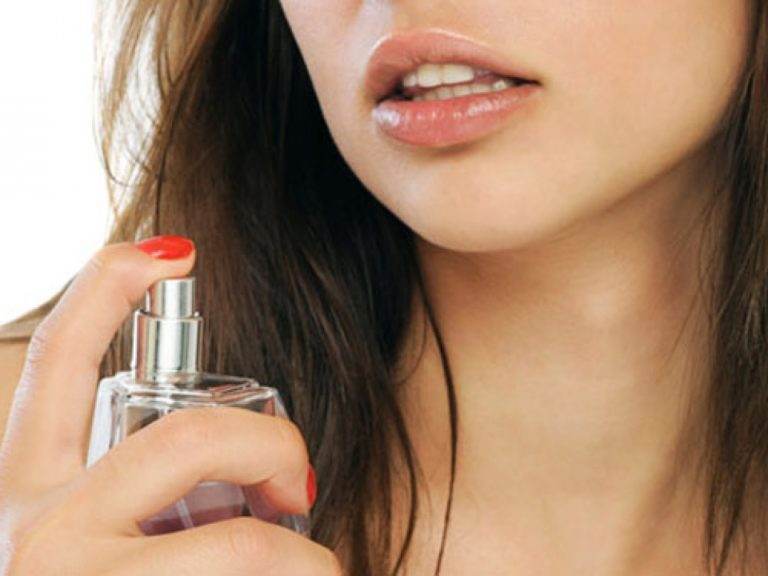 Cum sa faci parfumul sa reziste mai mult pe pielea ta