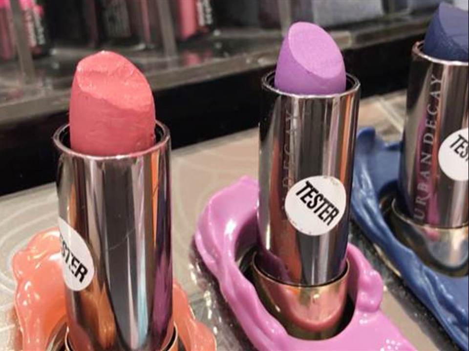 NU mai folositi mostrele de machiaj din magazin! Contin bacterii daunatoare