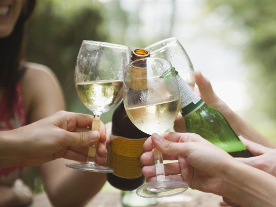 Cat de sigure sunt paharele din care bei