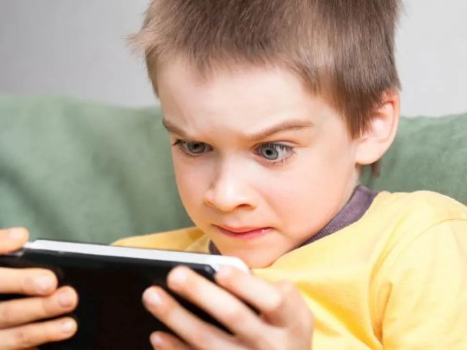 Expertii sustin ca daca ii dai un telefon mobil copilului este ca si cum i-ai oferi droguri