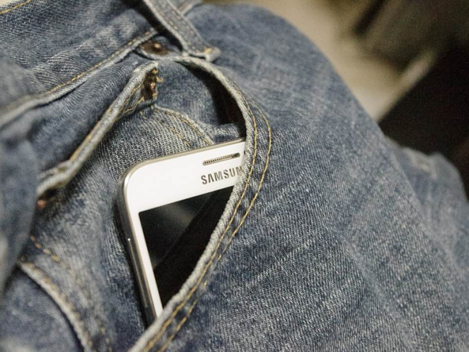 A descoperit un telefon secret printre hainele sotiei decedate! A fost socat cand i-a citit mesajele