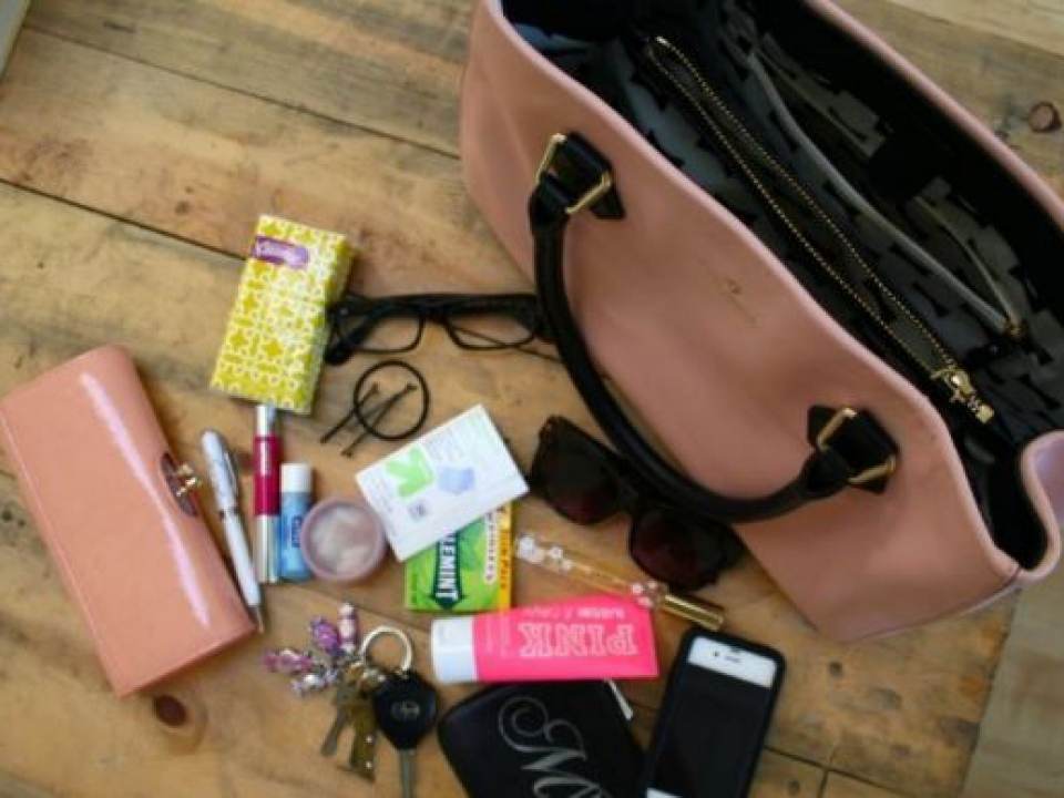 Lucruri pe care fiecare femeie trebuie sa le aiba in geanta