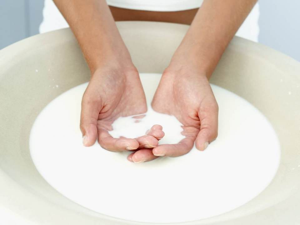 Cum poate fi utilizat laptele ca remediu pentru frumusete