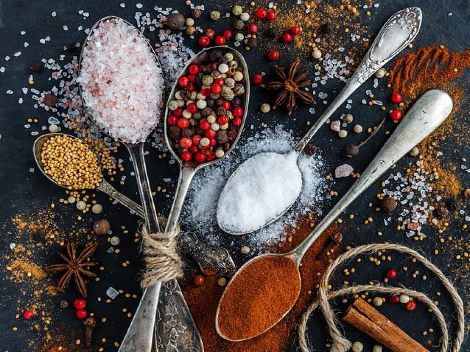 Scapa de cosuri cu masca de fata cu piper si miere