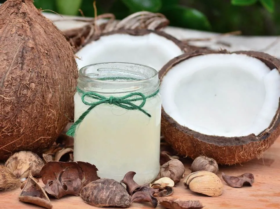 Masca din lapte de cocos iti indreapta permanent parul! Vezi cum este posibil
