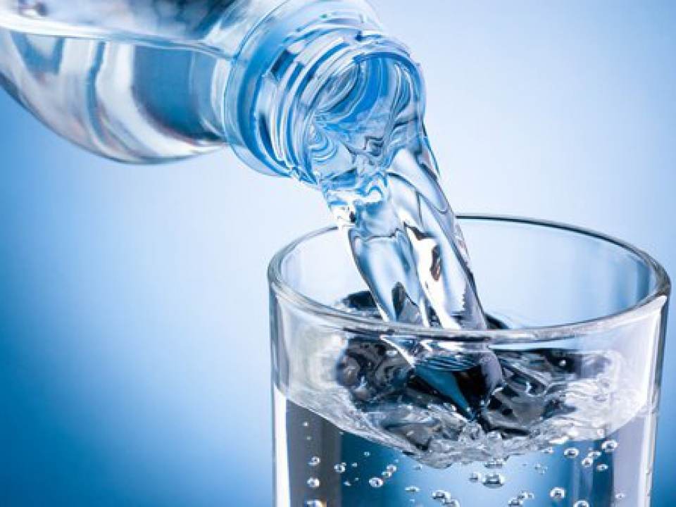 Apa, un pericol pentru sanatate! Situatii in care este bine sa eviti consumul