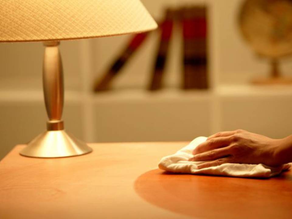 Trucul care te ajuta sa impiedici depunerea prafului pe mobila