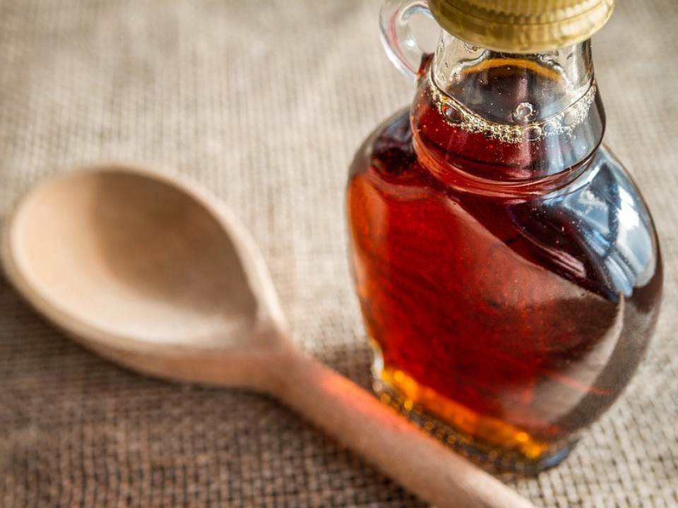 Iata cum poti folosi siropul de artar pentru ten
