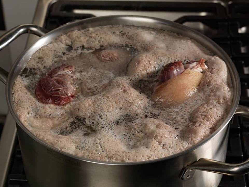 Ce trebuie sa stii despre spuma care se formeaza in timp ce fierbi carnea! Nu o vei mai indeparta niciodata