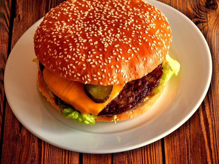 Cum sa pregatesti cel mai bun burger! Reteta lui Chef FOA te va face sa-ti lingi degetele de placere