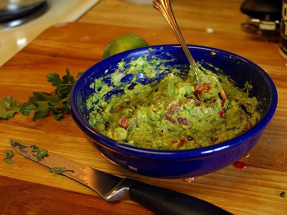 Cum sa prepari guacamole! E cel mai delicios sos si super usor de pregatit