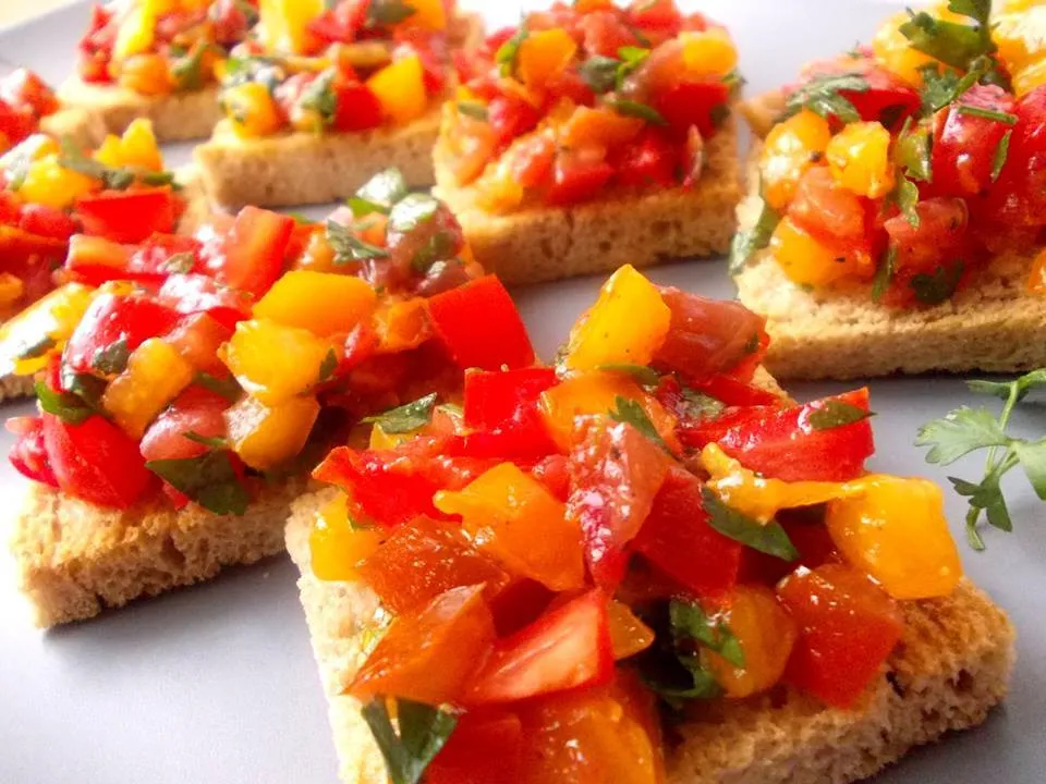 Rasfata-ti simturile! Doua retete de bruschette delicioase, numai bune de savurat vara asta