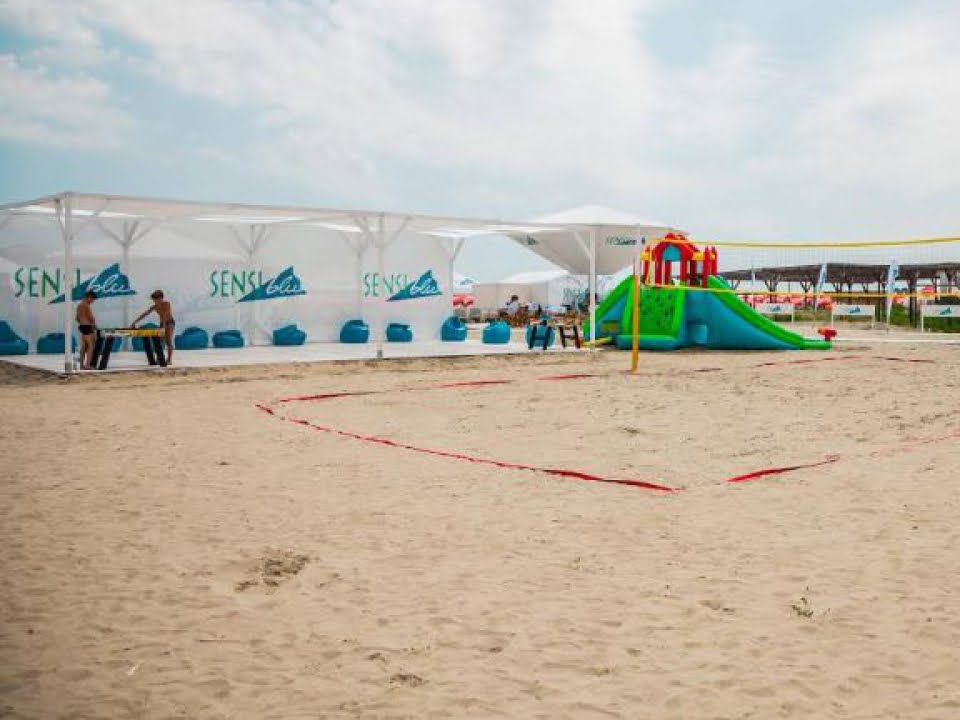 Distracție la superlativ și bronz fără griji pe plaja Sensiblu. Împrietenește-te cu soarele pe plaja Sensiblu