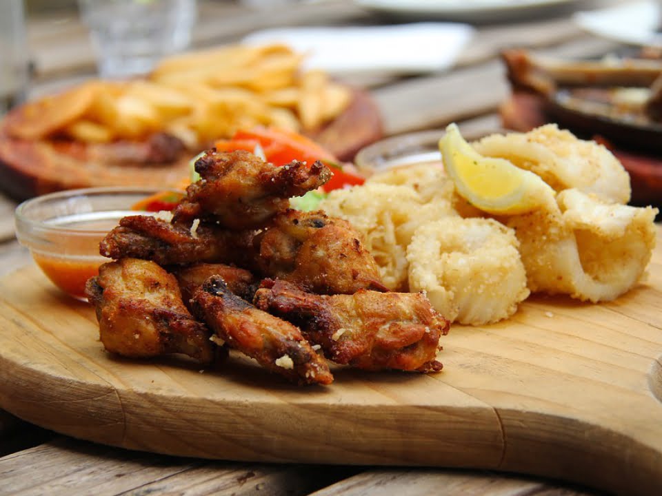 Iti lingi degetele de placere! Cum gatesti aripioare de pui glazurate cu miere si mustar