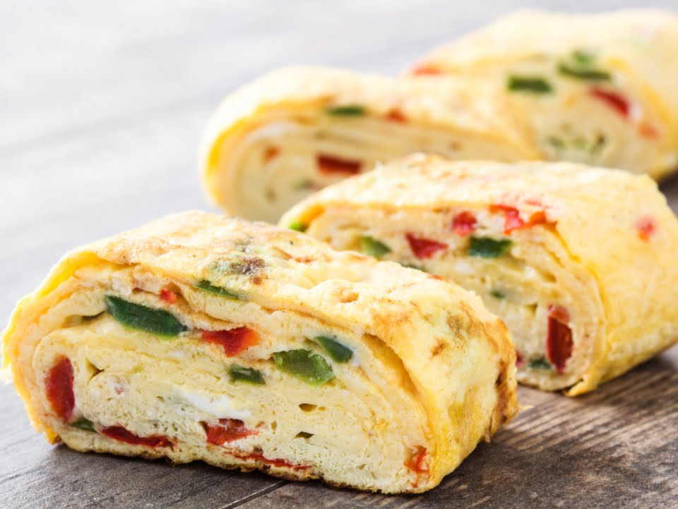 Mic dejun de inspiratie japoneza: Rulada de ou cu legume