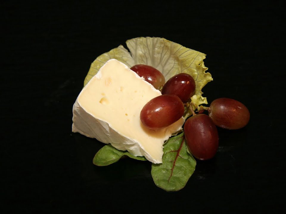 Delicios si rapid de gatit! Salata de struguri cu crema de branza si nuca