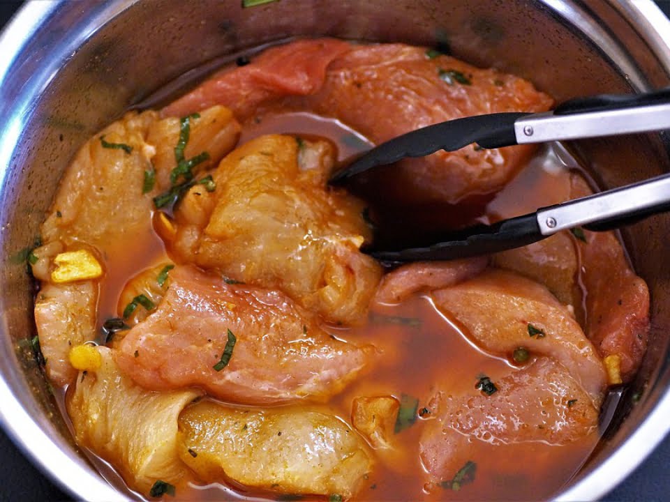 Piept de pui marinat in iaurt, o reteta delicioasa, pe care trebuie sa o incerci cu cei dragi