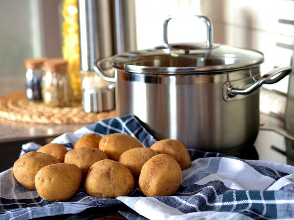 O reteta pe care trebuie sa o incerci toamna asta: supa de cartofi cu bacon crocant