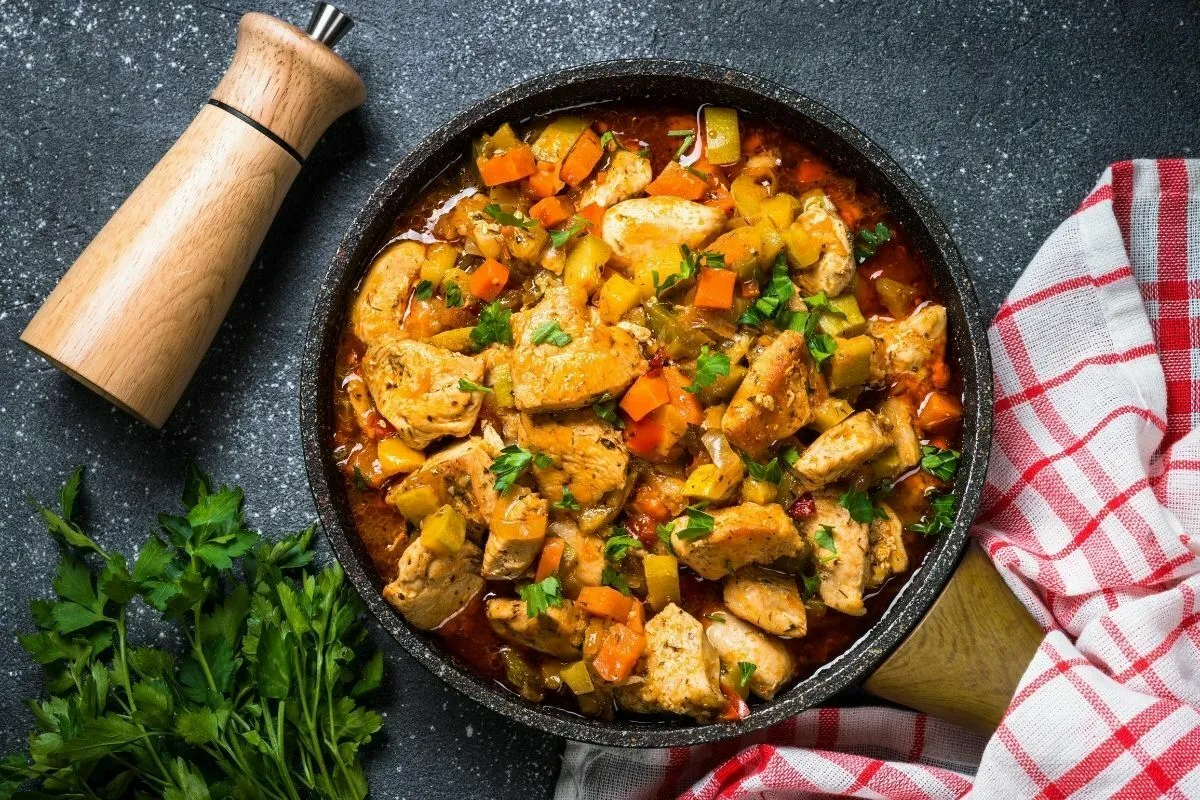 Iti lingi degetele de placere! Tocanita de pui cu legume, un preparat numai bun pentru masa de pranz