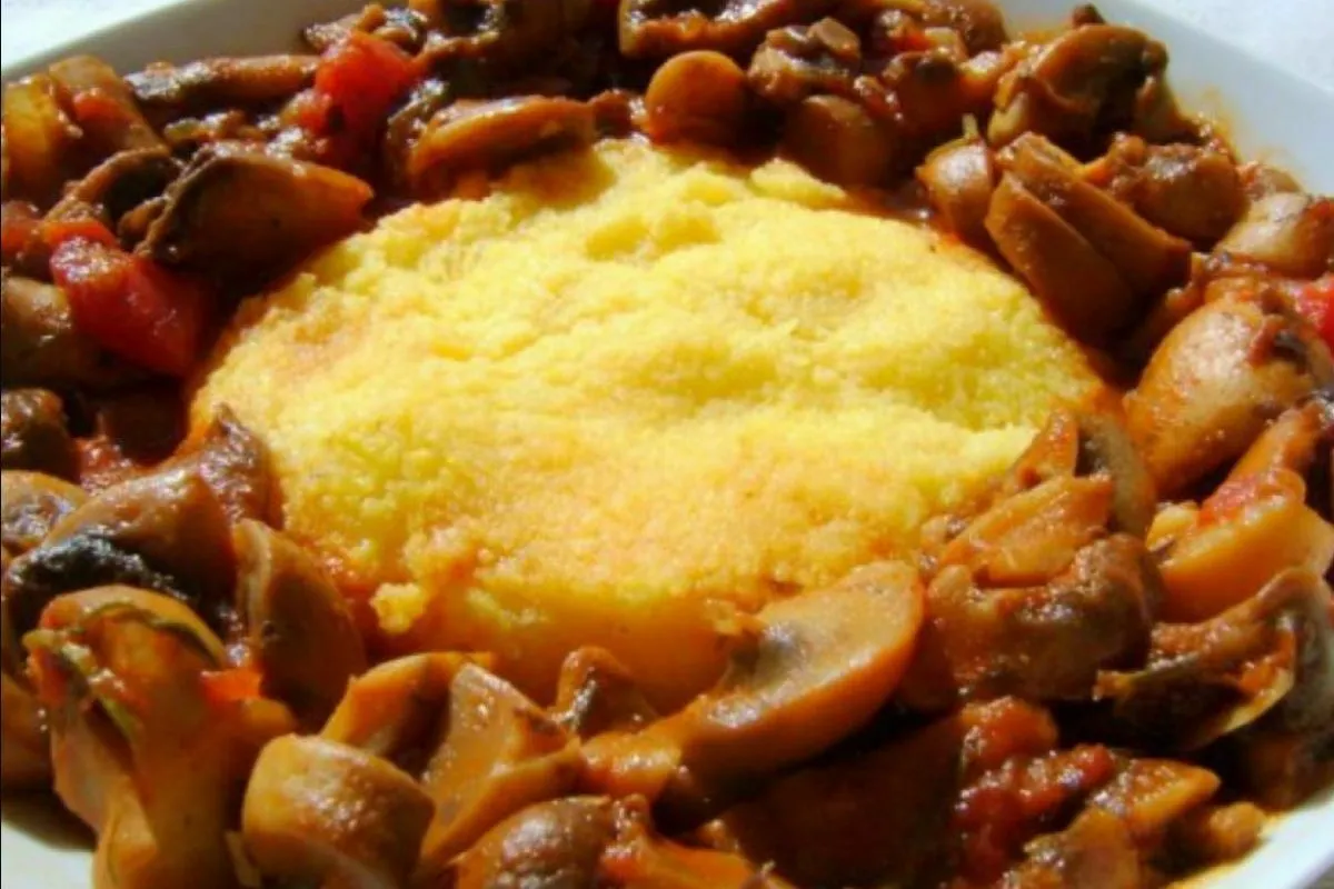 Tocanita de ciuperci cu mamaliguta, o reteta delicioasa, pe care trebuie sa o incerci