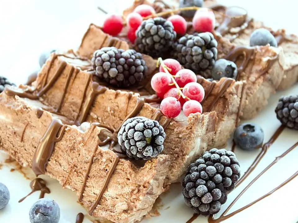 Cel mai simplu desert pe care-l poti prepara – chec cu fructe